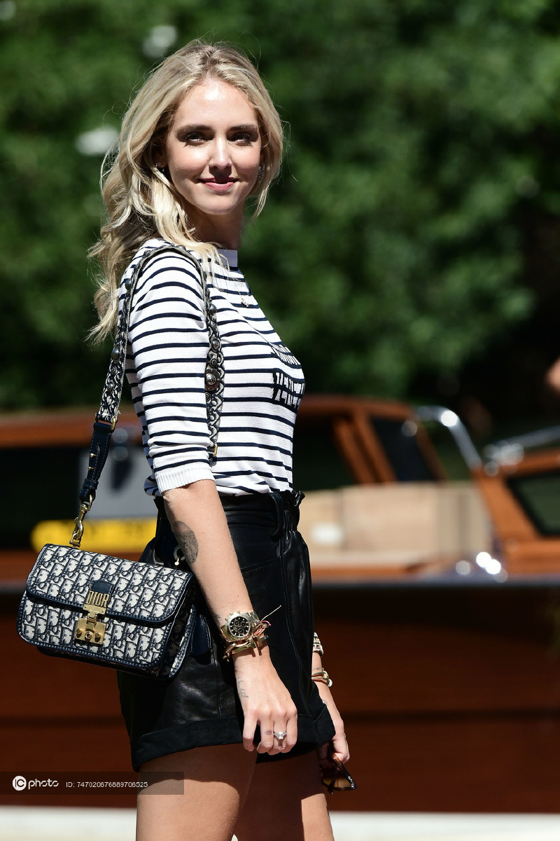 街拍宇博chiaraferragni黑白条纹长袖tee黑色皮裙穆勒鞋dior手袋精致