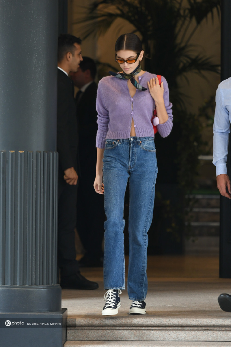 街拍凯雅杰柏紫色针织开衫牛仔直筒裤帆布鞋红色腋下包印花丝巾复古