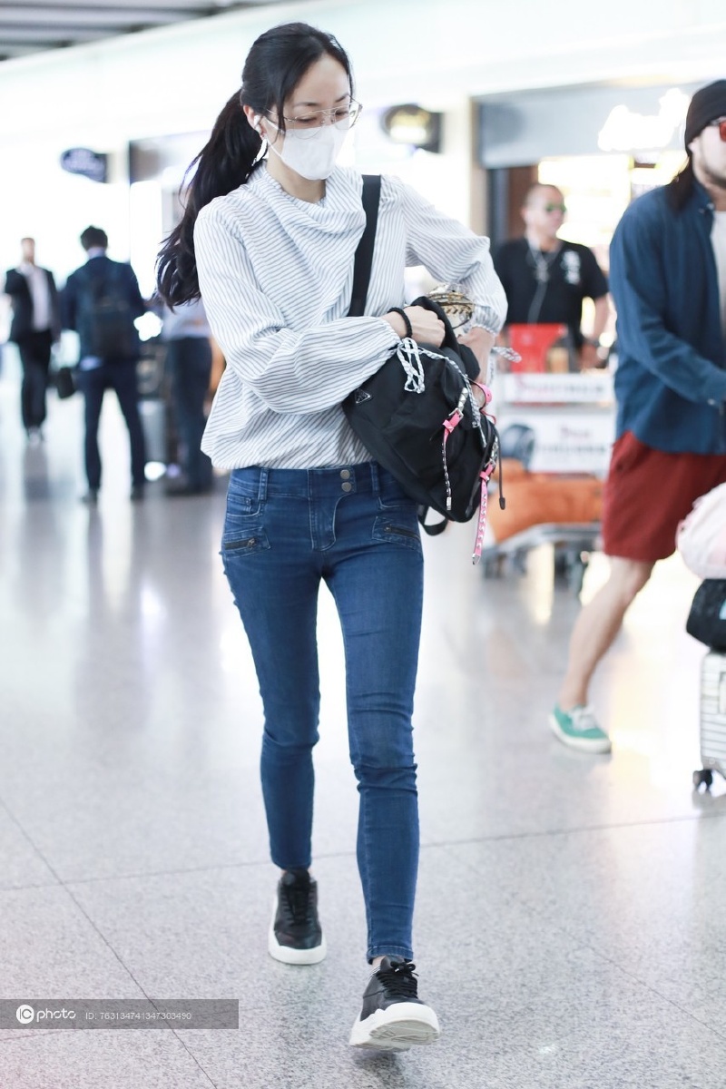 街拍韩雪loewe条纹衬衫牛仔裤黑色板鞋双肩包清新文艺