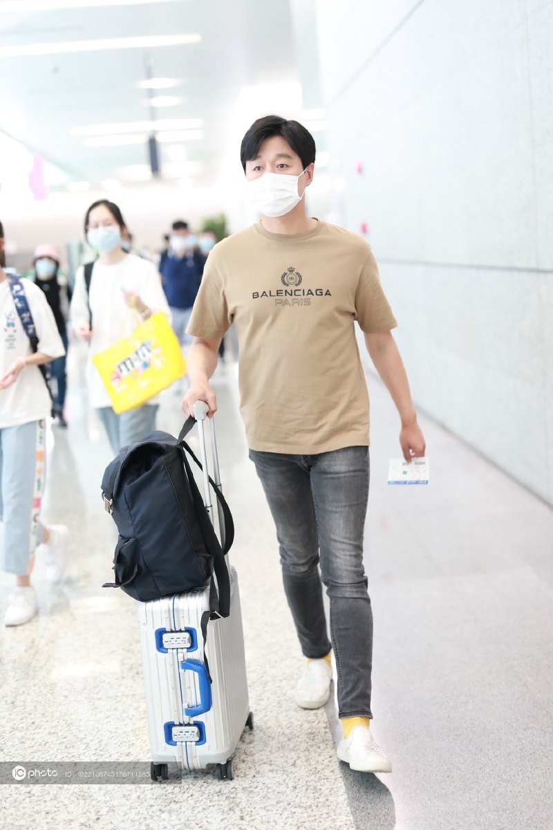 街拍佟大为balenciaga驼色tee牛仔裤小白鞋休闲随性