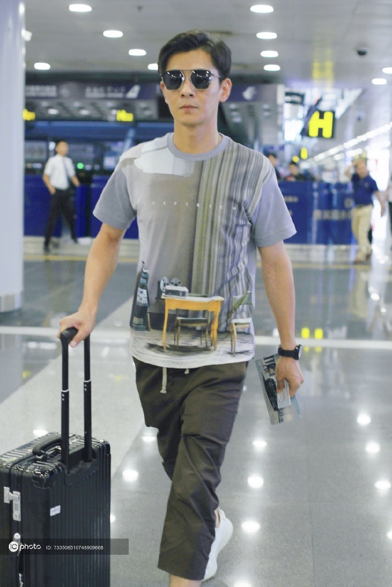 乔振宇黑超遮面帅气型男走路姿势slay全场不老男神