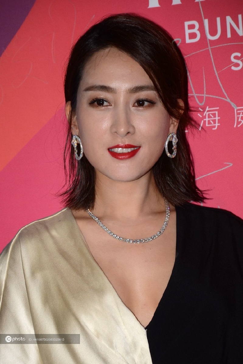 孔令辉前女友马苏手挽老表演艺术家现身上海电影节红毯