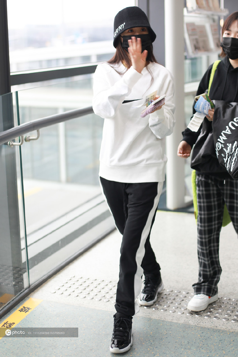 街拍袁冰妍黑色毛外套nike卫衣运动裤盆帽运动休闲