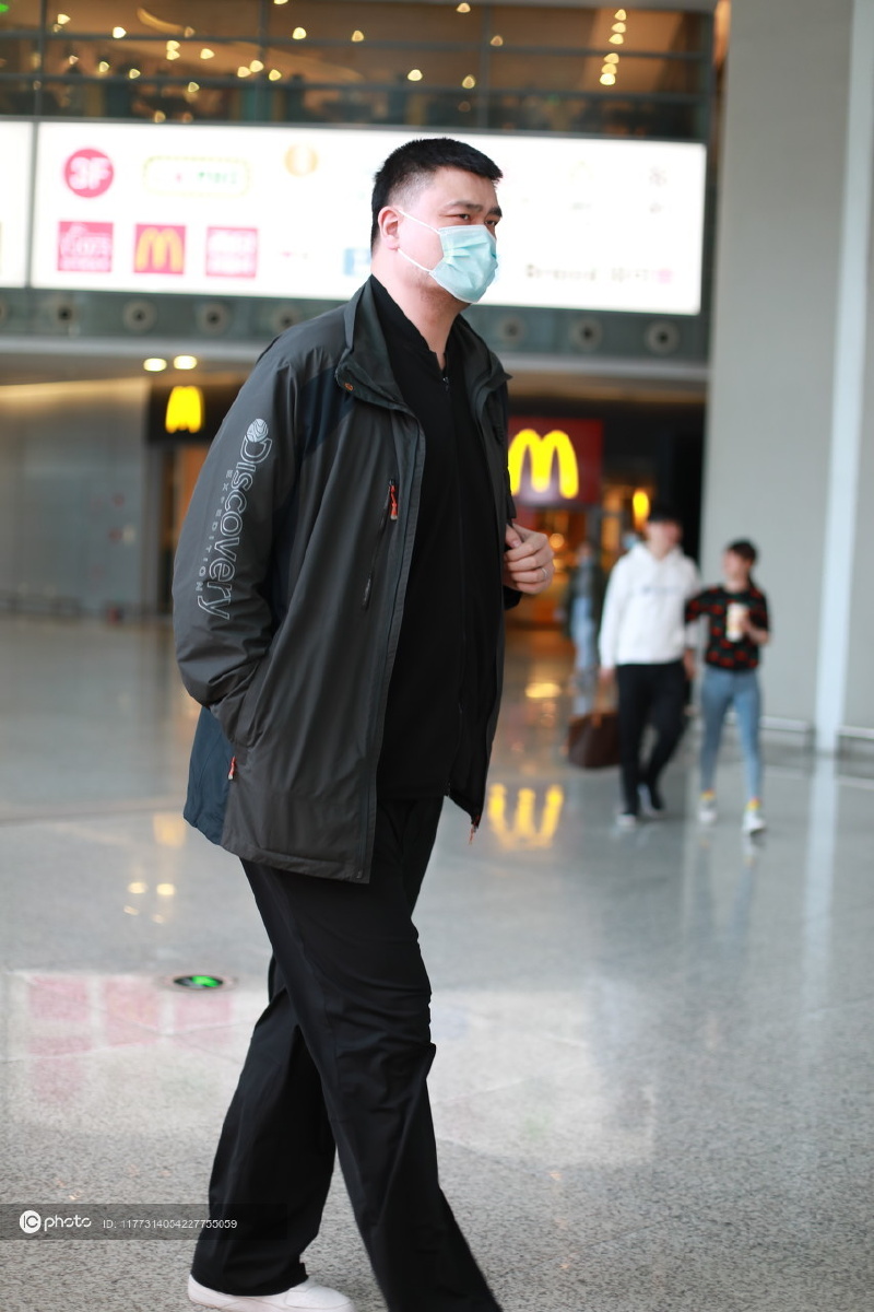 姚明一袭黑色西装配长裤现身魁梧高大身材非常惹人注目