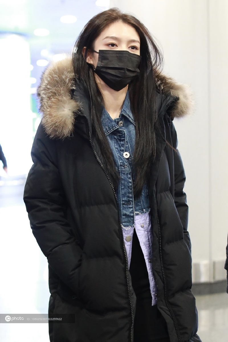街拍傅菁长款羽绒服黑色紧身牛仔裤牛仔衬衫黑色短靴温暖叠搭