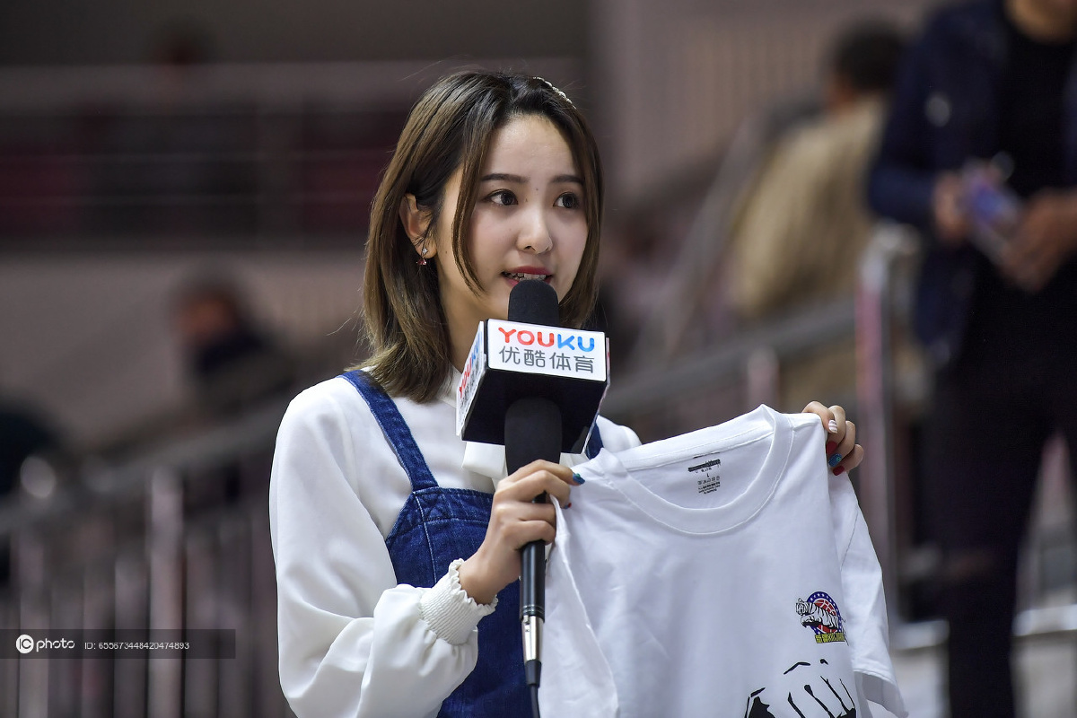 18/19赛季cba总决赛第4场:新疆广汇vs广东宏远 美女记者场边播报吸引