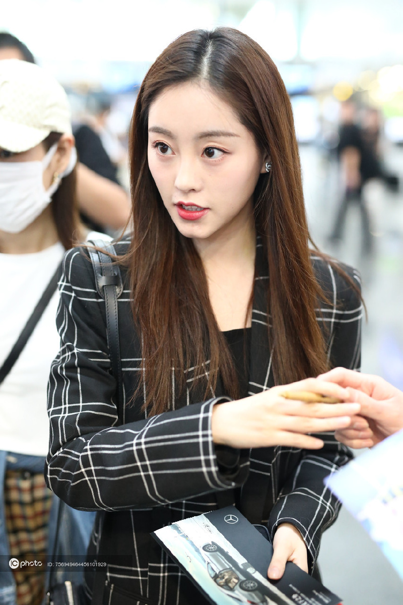 侧颜女神!祝绪丹转头侧脸精致 与粉丝挥手告别超热情