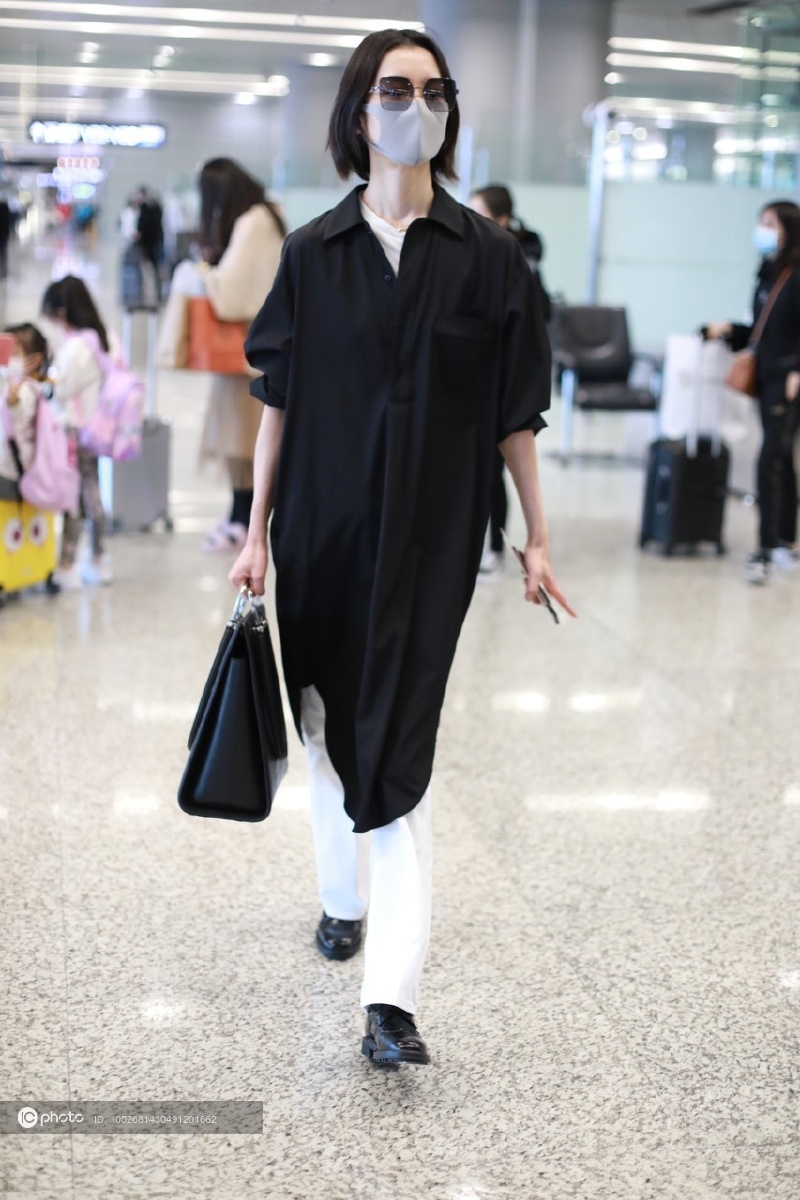 街拍杜鹃黑色长衬衫白裤子墨镜气场十足