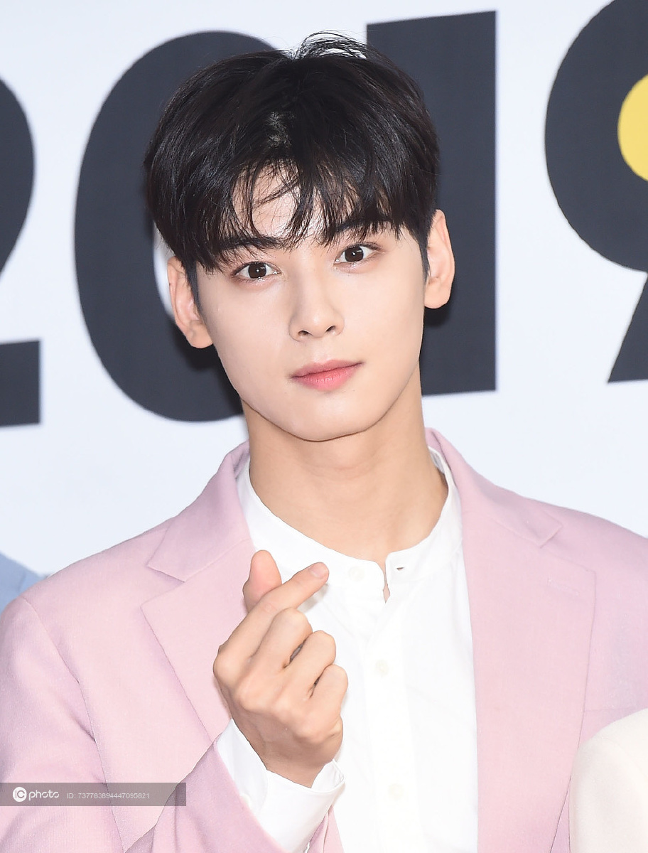 2019kworldfesta开幕式红毯车银优精致五官深邃眼神直击心灵