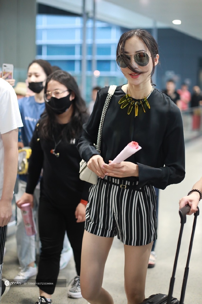 你的雪姐已上线韩雪穿短裤秀又瘦又直大长腿