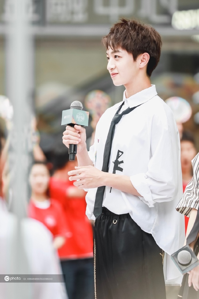 独家创造营2019未成团学员吴季峰出席活动清爽活力画面太美好