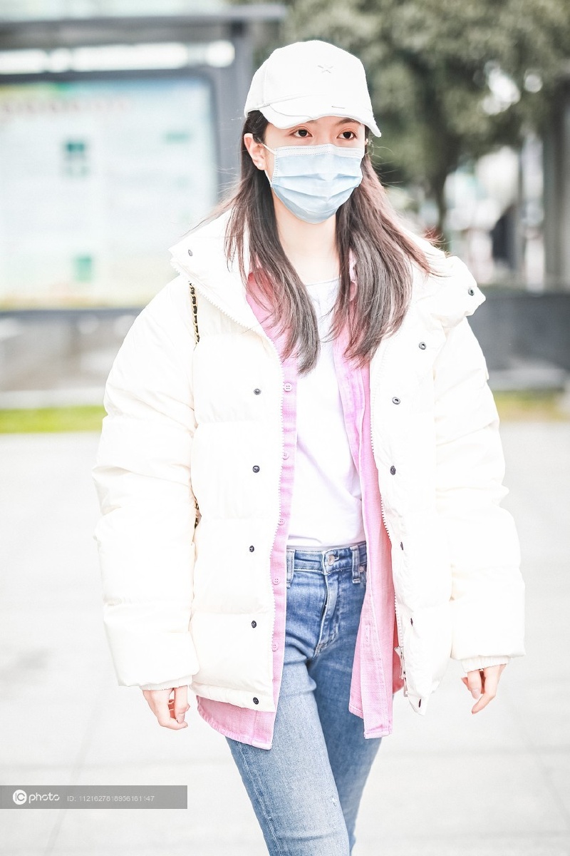 街拍赵今麦白色羽绒服粉色衬衫牛仔裤厚底靴棒球帽甜美活力