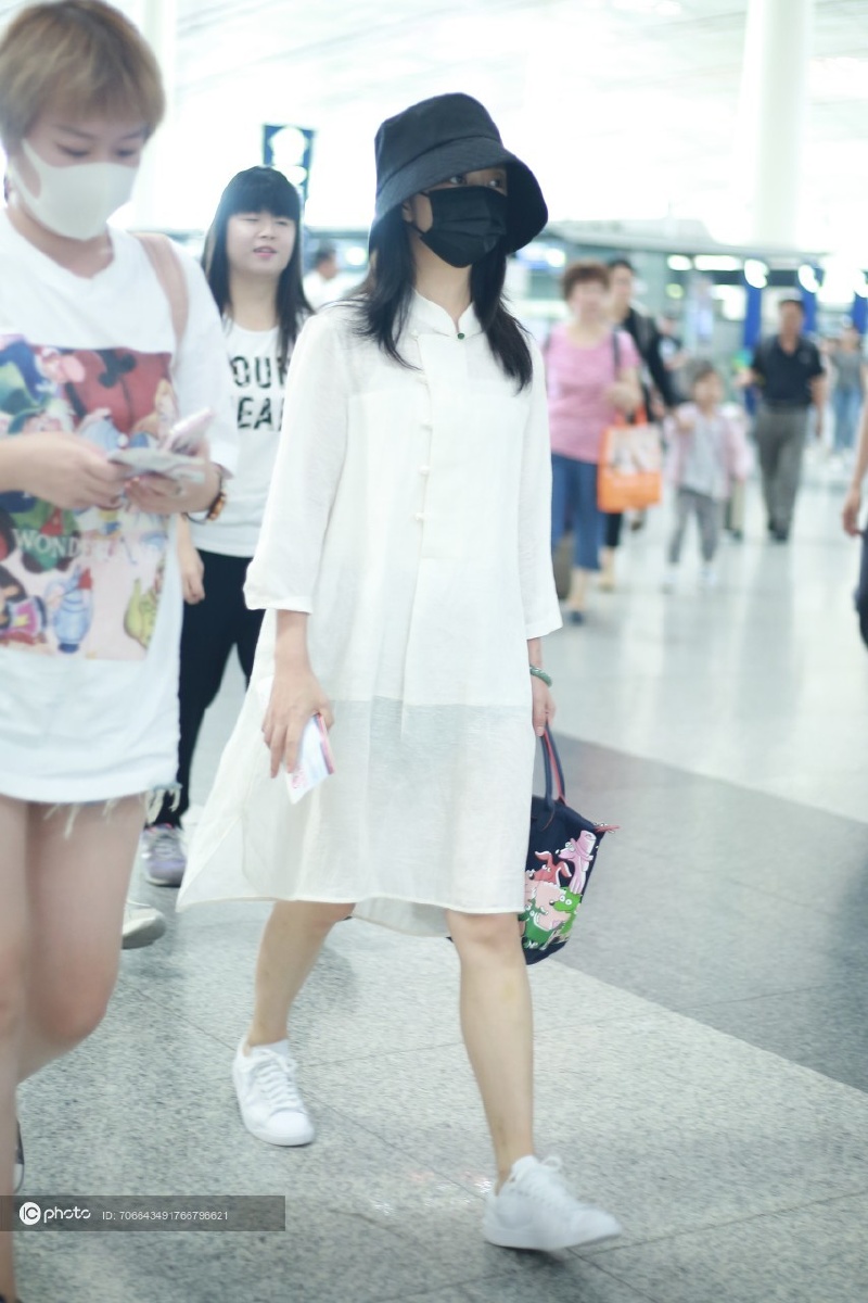 街拍谭松韵白色旗袍领棉麻连衣裙小白鞋渔夫帽卡通手袋温婉知性