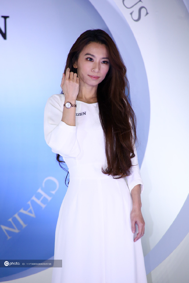 独家hebe田馥甄出席代言活动一袭白裙女神范儿满满