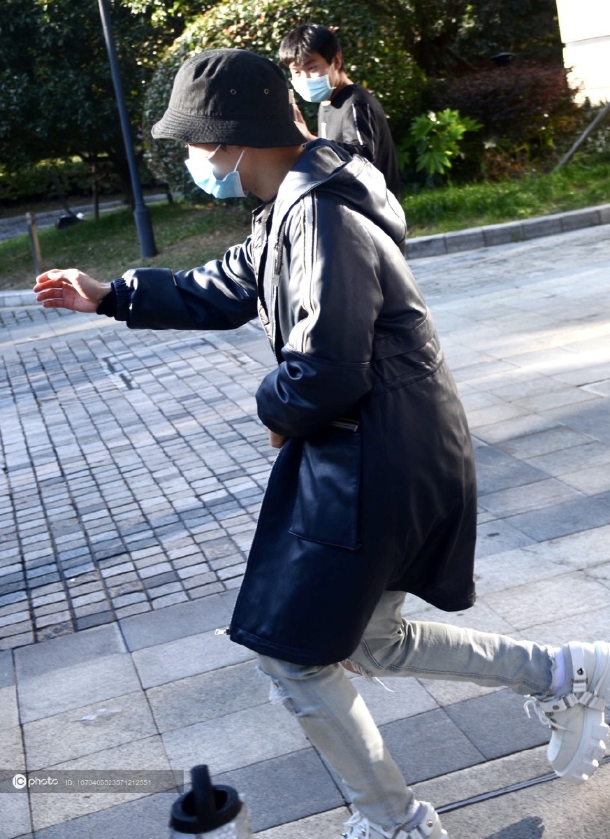 周深现身酒店冲镜点头打招呼甩开助理一路小跑快速上车