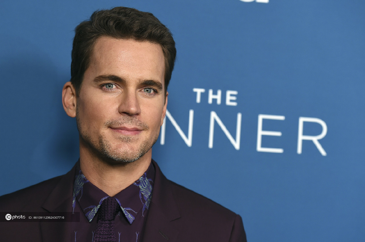 马特波莫酒红色西服套装麂皮皮鞋绅士迷人