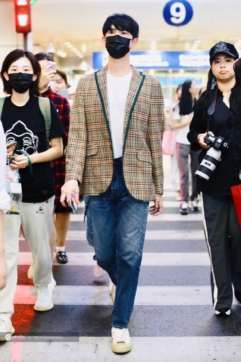 街拍于朦胧白tee格纹镶边西装牛仔裤帆布鞋帅气乖巧