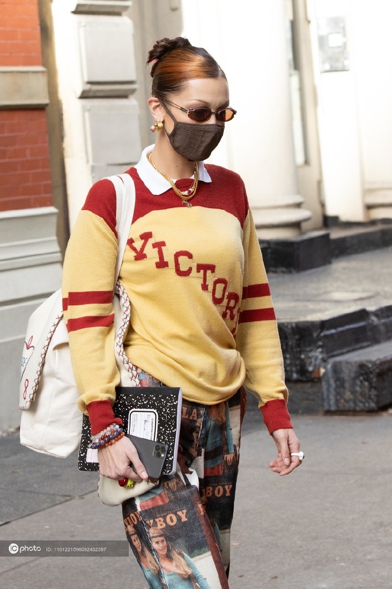 街拍贝拉哈迪德红黄撞色卫衣花花公子elkesommer人像印花阔腿裤