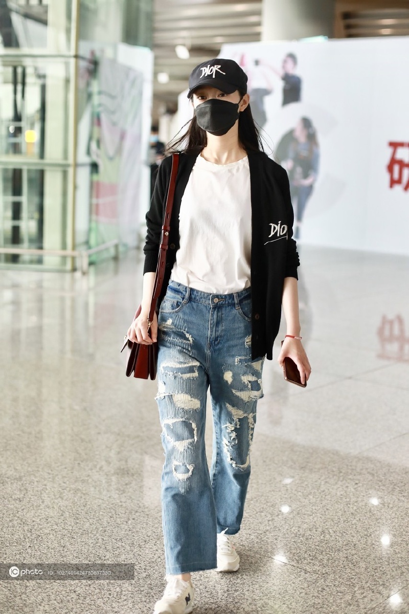 宋轶穿水洗做旧牛仔裤穿搭简约休闲现身