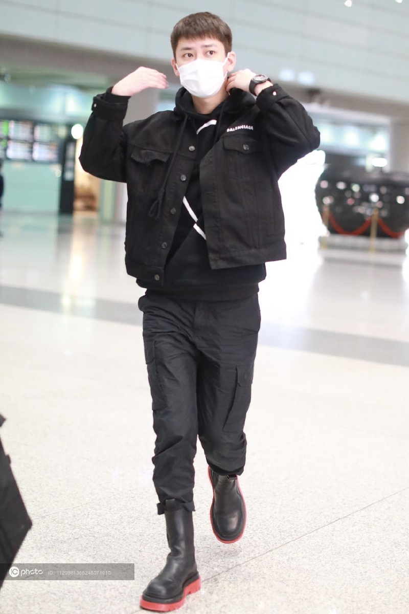 街拍熊梓淇黑色工装夹克外套厚底靴帽衫卫衣束脚裤休闲帅气