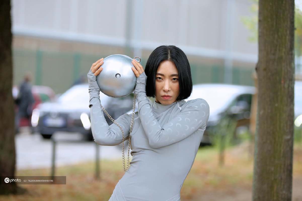 韩国女神编舞师liakim现身巴黎时装周大摆妖娆pose极具未来感