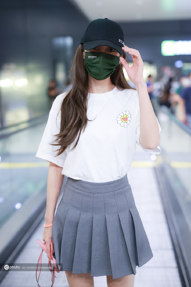 街拍angelababy杨颖白色t恤jk校园风百褶短裙骑士靴酷感帅气