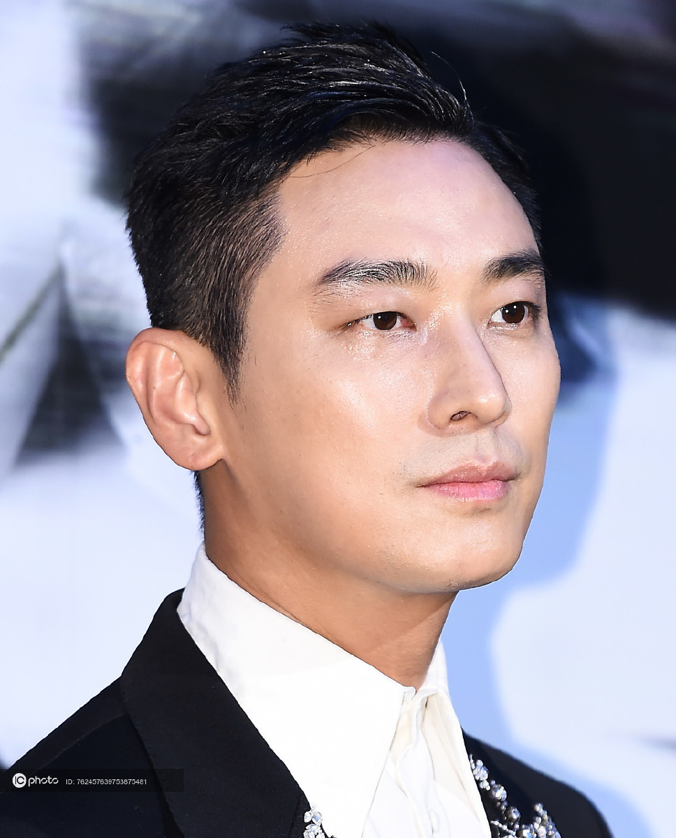 朱智勋alexandermcqueen镶边西装型格时尚