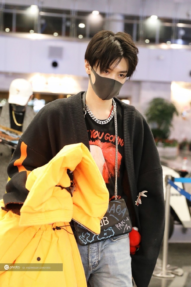 街拍陈哲远黑色针织外搭印花t恤水洗蓝牛仔裤balenciaga斜挎包潮酷