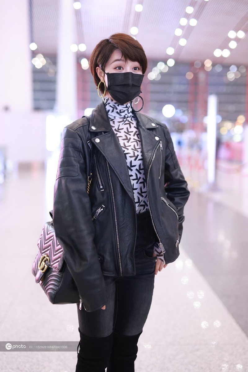 蓝盈莹一袭皮风衣装扮现身又飒又美短发造型尽显利落美