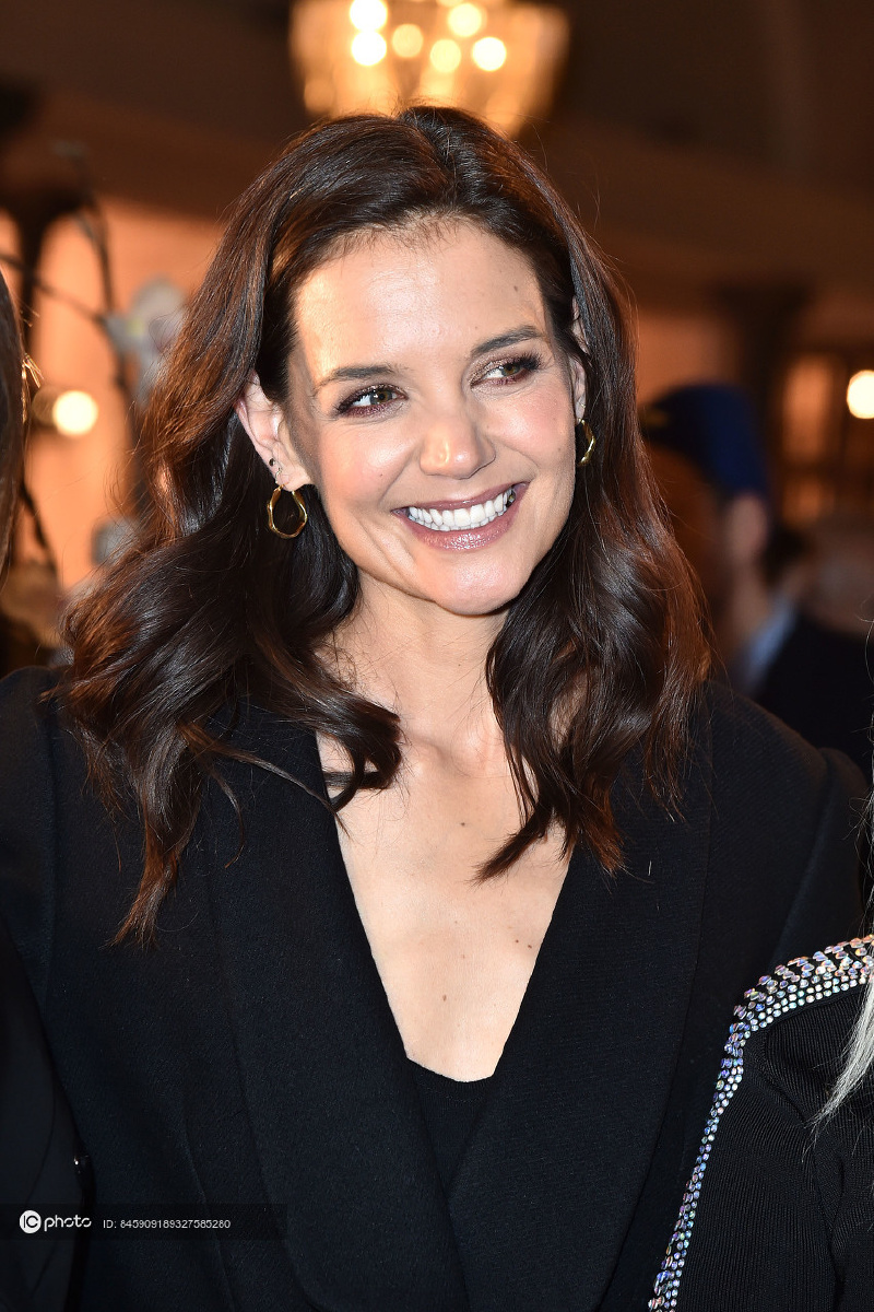 凯蒂霍尔姆斯大衣皮裤高跟鞋手袋全黑look低调有型