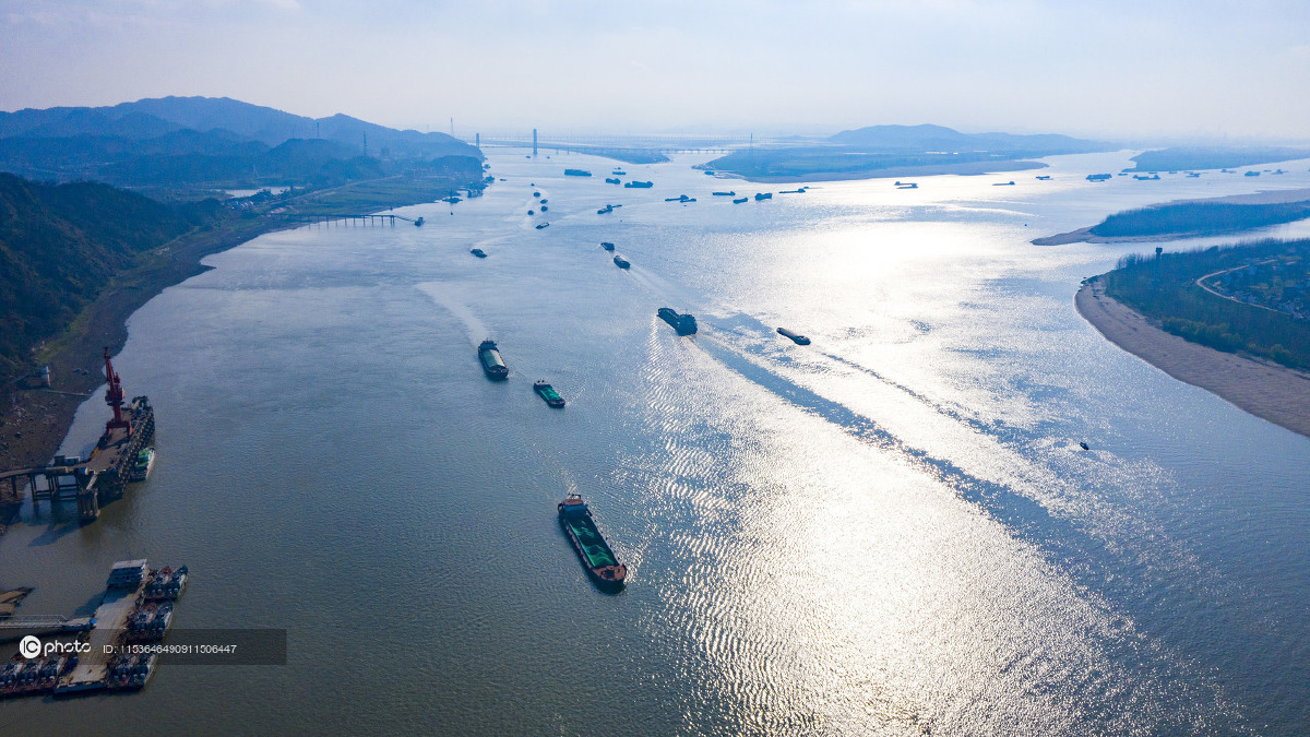 江西湖口长江水道航运忙