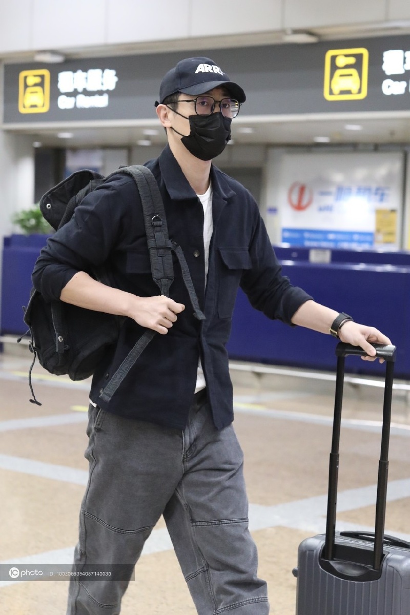 街拍朱亚文黑色衬衫白tee灰色牛仔裤低调休闲