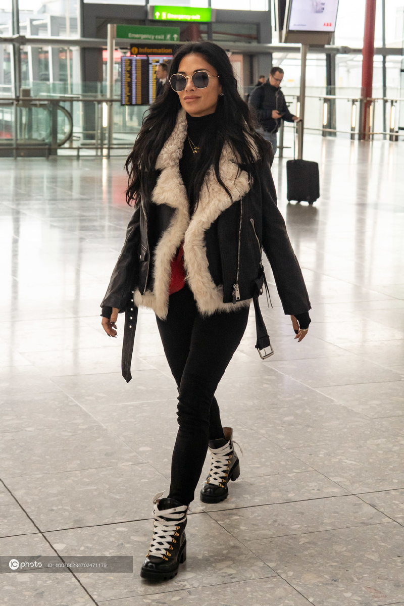 街拍妮可舒可辛格高领毛衣皮毛一体夹克窄腿裤balenciaga手袋短靴酷劲