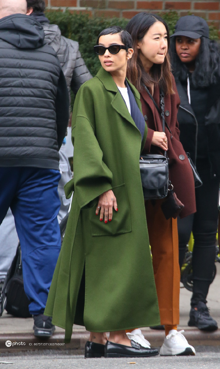 街拍佐伊克拉维兹圣诞绿大衣披着时髦抢镜