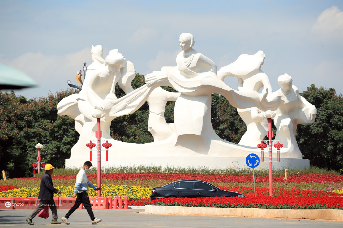 独家云南最大人物群雕春城圆舞曲安家滇池路七公里转盘让人耳目一新