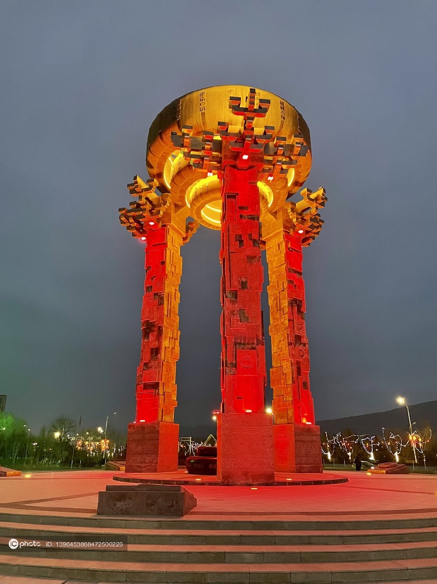 2022年1月25日甘肃定西春节期间的城市地标新莽权衡雕塑夜景