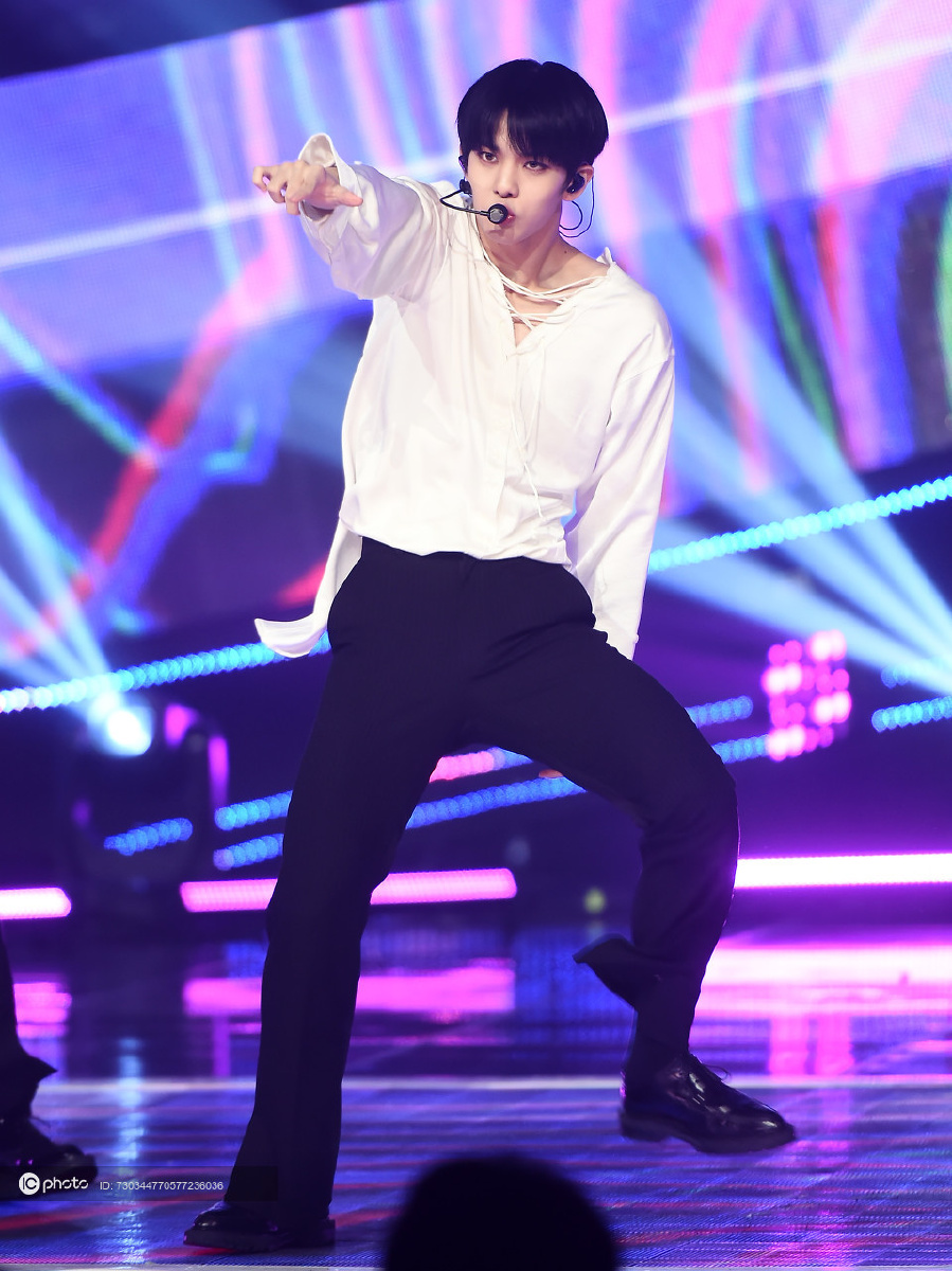 cix组合最新打歌舞台 裴珍映魅惑眼线性感舞姿撩人