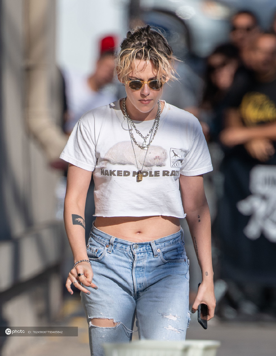 街拍克里斯汀斯图尔特白色tee破洞牛仔裤黑色帆布鞋项链墨镜炫酷摇滚