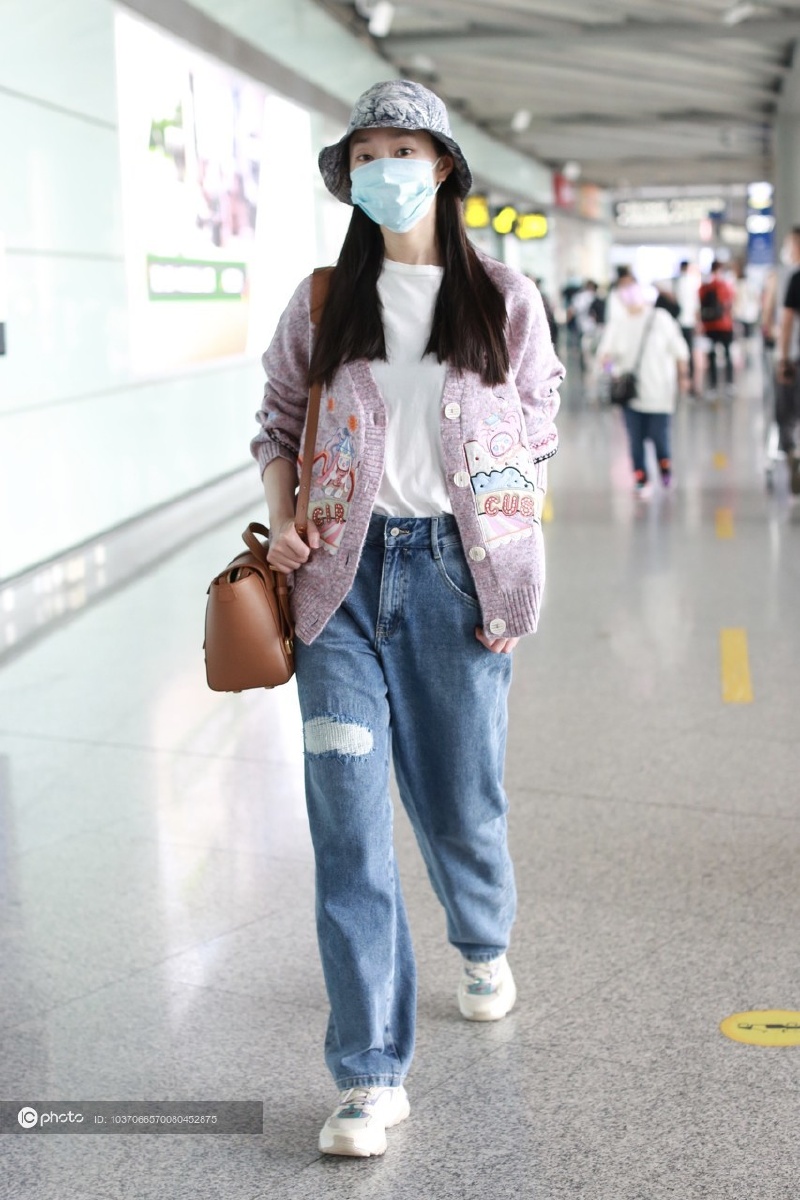 宋轶戴渔夫帽穿搭休闲宽松牛仔裤酷酷女孩