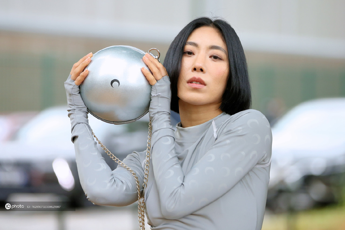 韩国女神编舞师liakim现身巴黎时装周大摆妖娆pose极具未来感