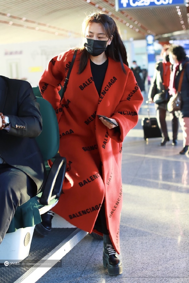 街拍马苏balenciaga红色大衣黑色短靴时尚洋气