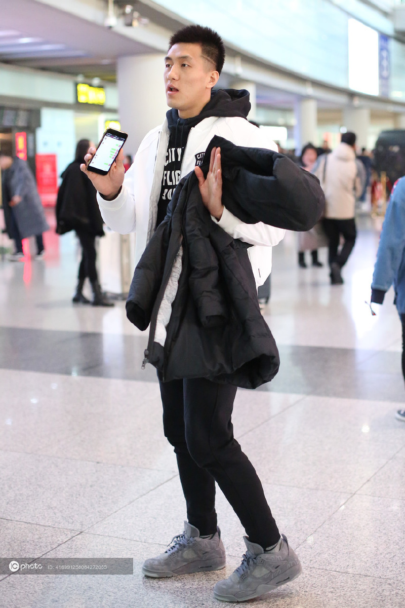 独家郭艾伦现身北京机场接机暖心为女友披外套