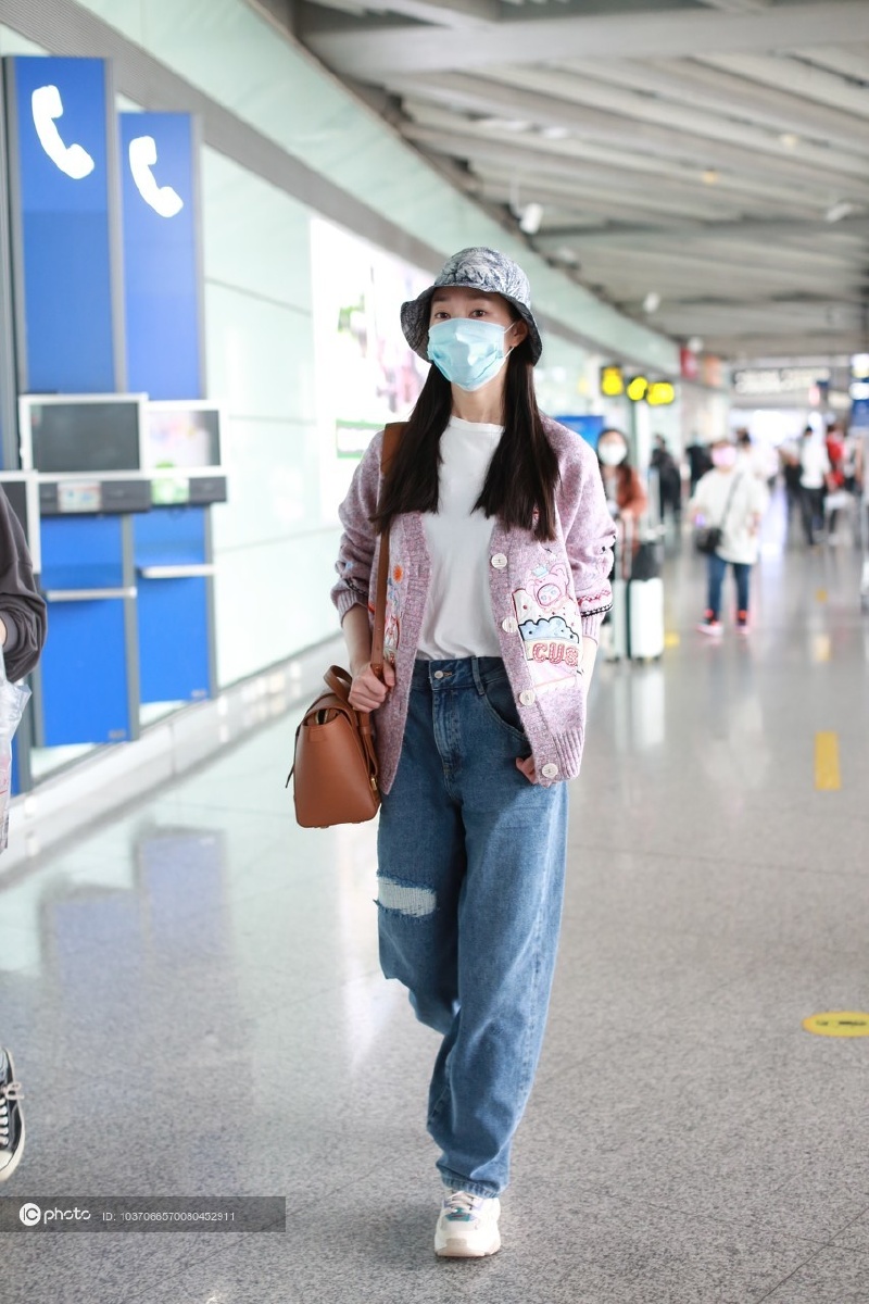 宋轶戴渔夫帽穿搭休闲宽松牛仔裤酷酷女孩