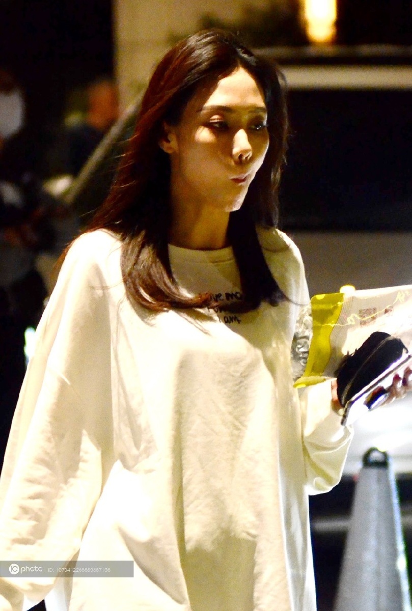 王霏霏获助理陪同素颜外出手拿零食嘴巴咀嚼表情包频出