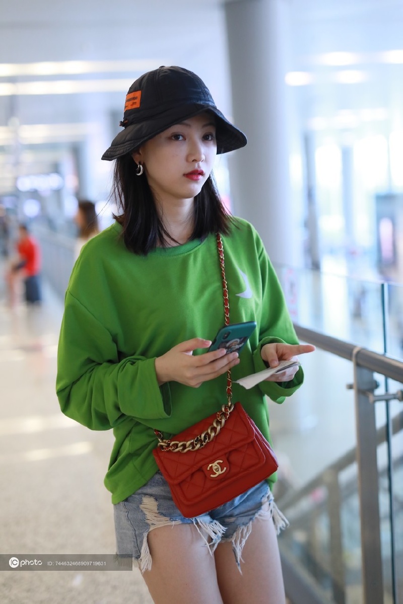 街拍黄灿灿牛油果绿卫衣牛仔短裤马丁靴红色chanel斜挎包时髦休闲