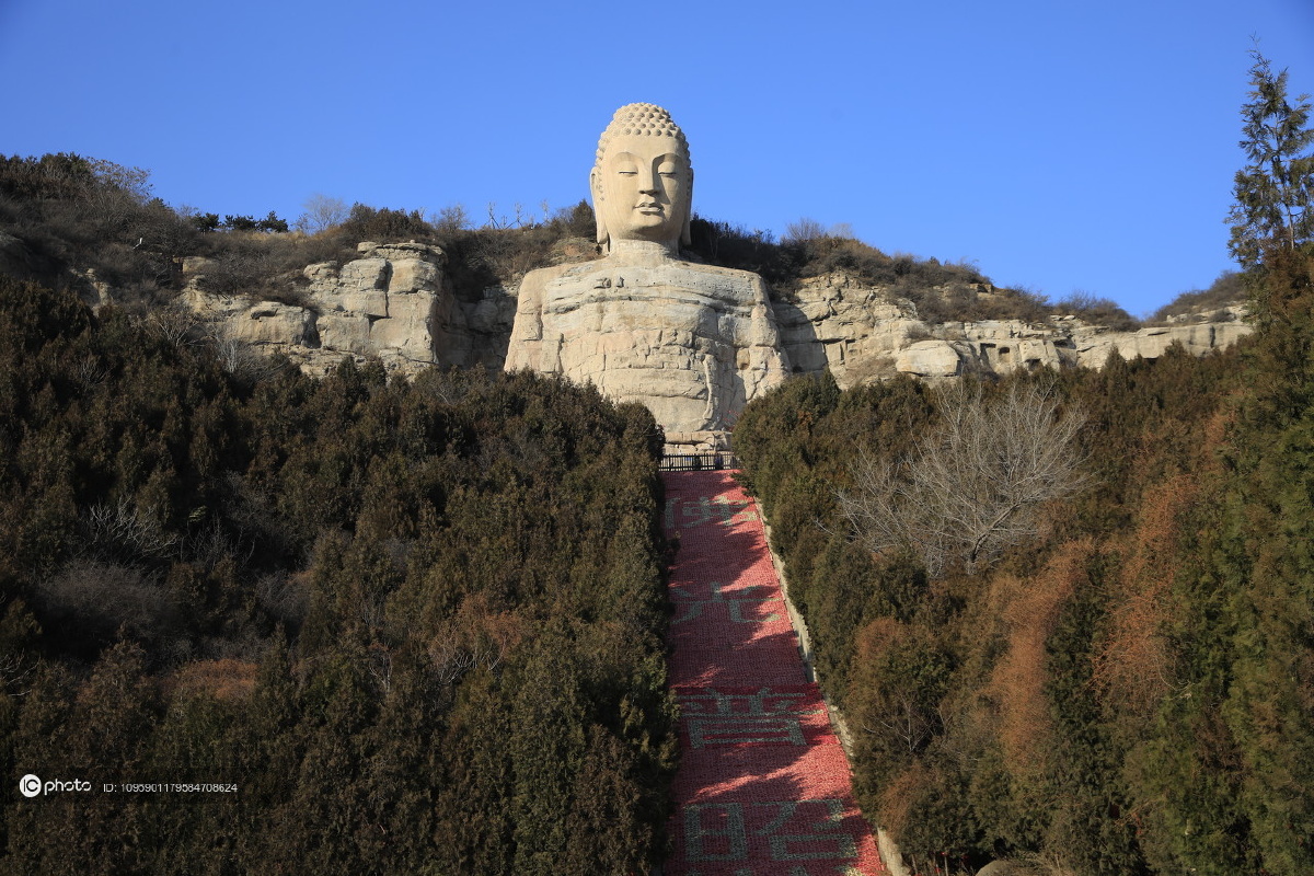 实拍山西太原蒙山大佛威严壮观中国现存最早的大型摩崖石刻塑像