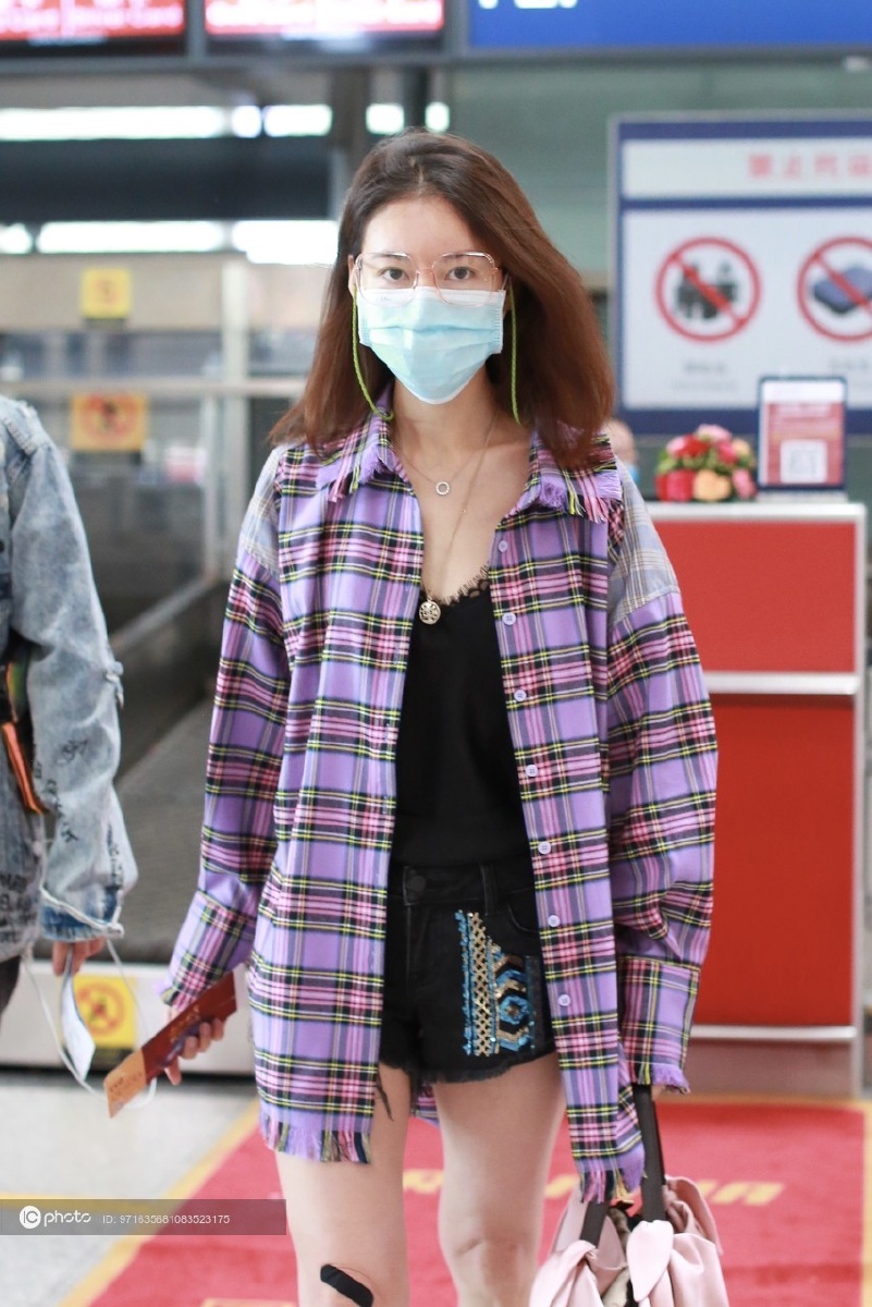 jennie私藏的毛边超短裤,拽姐穿衣够短才带劲! - ic_photo - 图虫