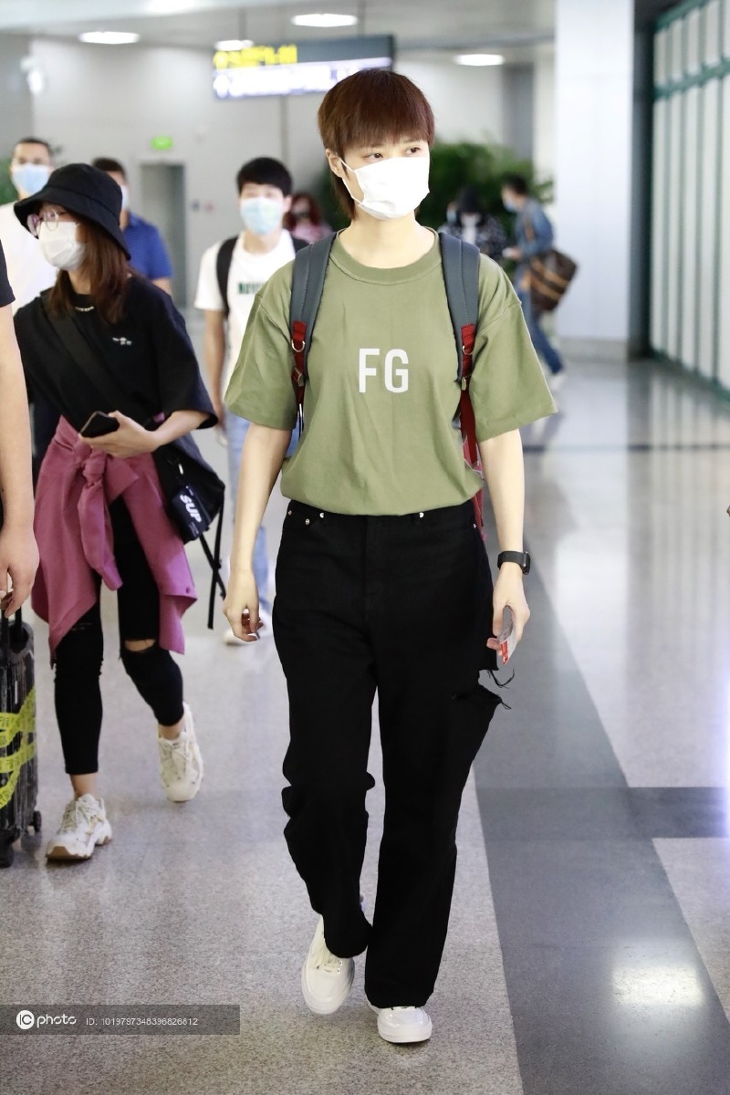 街拍李宇春字母印花t恤黑色破洞牛仔裤小白鞋酷感帅气