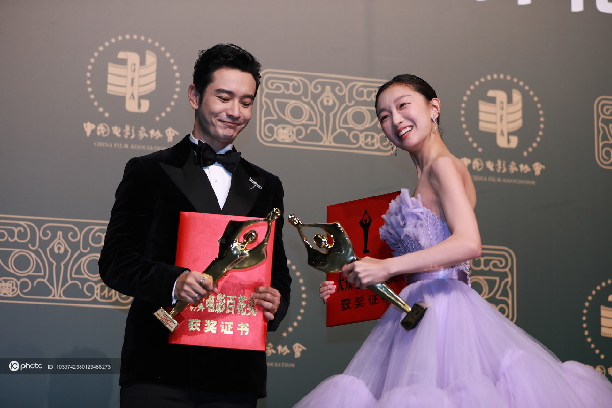届金鸡百花电影节闭幕黄晓明周冬雨后台碰面校友彼此传递好运齐捧奖杯
