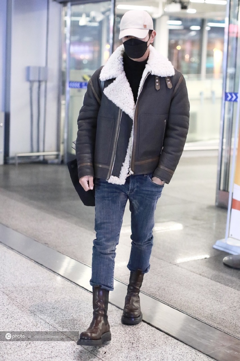 街拍杜江羊羔毛皮夹克切尔西短靴这身穿得蛮有型